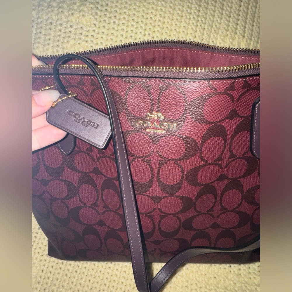 Coach Signature zip tote-like new